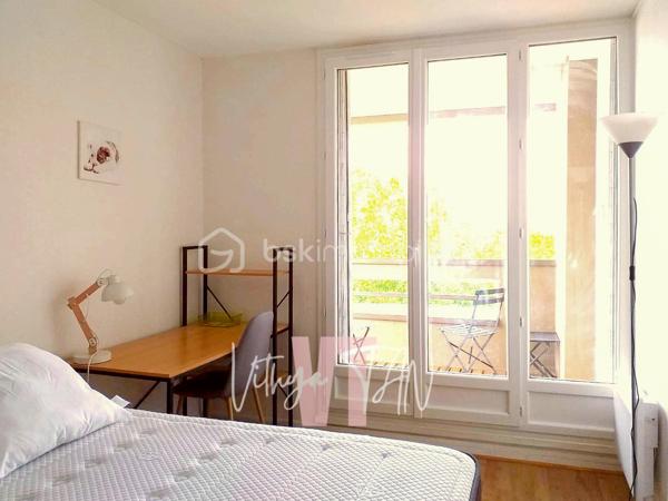 INVESTISSEMENT LOCATIF CLÉ EN MAIN À TORCY, 11 % DE RENTABILITÉ BRUTE
Appartement de 100 m² au 5ème et dernier étage d'une résidence sécurisée avec ascenseur (isolation par l'extérieur réalisée). Deux loggias baignées de lumière, à proximité de la gare RER A (7 mins à pied) et des commodités

Un agencement optimisé pour la vie en colocation :
- 5 chambres meublées (9 à 11 m²), chacune avec serrure individuelle
- Une grande pièce de vie de 25 m² avec cuisine ouverte, idéale pour le vivre-ensemble
- 2 salles d'eau (dont une avec douche hydromassage, une autre à l'italienne 90×180)
- 2 WC séparés — un vrai confort au quotidien pour 5 locataires
- 2 loggias/terrasses couvertes
- 1 place de parking couverte et sécurisé
━━━━━━━━━━━━━━━
🛏️ DES CHAMBRES 100 % CLÉ EN MAIN :
Chaque chambre a été équipée pour séduire et fidéliser les locataires :
Serrure individuelle sécurisée
Lit 120×190 avec coffre de rangement et matelas à mémoire de forme
Bureau ergonomique, chaise, lampe, rangements et dressing complet
Prise réseau Ethernet directe (câble 5 m) — un vrai plus pour le télétravail et les étudiants

DES EQUIPEMENTS COMMUNS : 
Smart TV 4K, canapé convertible méridienne, lave-vaisselle silencieux, réfrigérateur américain, plaque à induction avec hotte, lave-linge séchant, chauffage à inertie sèche / panneaux rayonnants.

TAXE FONCIÈRE : 1300 € /AN
- > Ce niveau de finition explique la stabilité de l'occupation et la facilité à maintenir le bien loué à son plein potentiel
━━━━━━━━━━━━━━━
📲 CONTACT & VISITES
Contactez-moi pour plus d'informations.
* Pour vous accompagner au mieux, merci de munir d'une pièce d'identité.
Un point sur le financement sera également effectué en amont de la visite. *