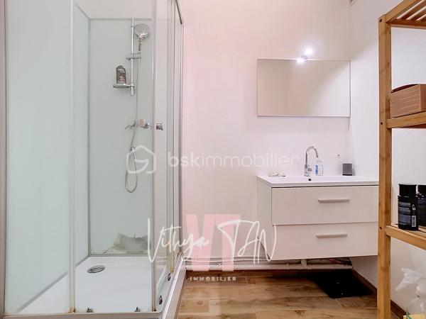 INVESTISSEMENT LOCATIF CLÉ EN MAIN À TORCY, 11 % DE RENTABILITÉ BRUTE
Appartement de 100 m² au 5ème et dernier étage d'une résidence sécurisée avec ascenseur (isolation par l'extérieur réalisée). Deux loggias baignées de lumière, à proximité de la gare RER A (7 mins à pied) et des commodités

Un agencement optimisé pour la vie en colocation :
- 5 chambres meublées (9 à 11 m²), chacune avec serrure individuelle
- Une grande pièce de vie de 25 m² avec cuisine ouverte, idéale pour le vivre-ensemble
- 2 salles d'eau (dont une avec douche hydromassage, une autre à l'italienne 90×180)
- 2 WC séparés — un vrai confort au quotidien pour 5 locataires
- 2 loggias/terrasses couvertes
- 1 place de parking couverte et sécurisé
━━━━━━━━━━━━━━━
🛏️ DES CHAMBRES 100 % CLÉ EN MAIN :
Chaque chambre a été équipée pour séduire et fidéliser les locataires :
Serrure individuelle sécurisée
Lit 120×190 avec coffre de rangement et matelas à mémoire de forme
Bureau ergonomique, chaise, lampe, rangements et dressing complet
Prise réseau Ethernet directe (câble 5 m) — un vrai plus pour le télétravail et les étudiants

DES EQUIPEMENTS COMMUNS : 
Smart TV 4K, canapé convertible méridienne, lave-vaisselle silencieux, réfrigérateur américain, plaque à induction avec hotte, lave-linge séchant, chauffage à inertie sèche / panneaux rayonnants.

TAXE FONCIÈRE : 1300 € /AN
- > Ce niveau de finition explique la stabilité de l'occupation et la facilité à maintenir le bien loué à son plein potentiel
━━━━━━━━━━━━━━━
📲 CONTACT & VISITES
Contactez-moi pour plus d'informations.
* Pour vous accompagner au mieux, merci de munir d'une pièce d'identité.
Un point sur le financement sera également effectué en amont de la visite. *