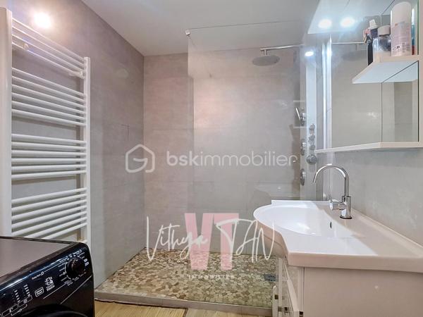 INVESTISSEMENT LOCATIF CLÉ EN MAIN À TORCY, 11 % DE RENTABILITÉ BRUTE
Appartement de 100 m² au 5ème et dernier étage d'une résidence sécurisée avec ascenseur (isolation par l'extérieur réalisée). Deux loggias baignées de lumière, à proximité de la gare RER A (7 mins à pied) et des commodités

Un agencement optimisé pour la vie en colocation :
- 5 chambres meublées (9 à 11 m²), chacune avec serrure individuelle
- Une grande pièce de vie de 25 m² avec cuisine ouverte, idéale pour le vivre-ensemble
- 2 salles d'eau (dont une avec douche hydromassage, une autre à l'italienne 90×180)
- 2 WC séparés — un vrai confort au quotidien pour 5 locataires
- 2 loggias/terrasses couvertes
- 1 place de parking couverte et sécurisé
━━━━━━━━━━━━━━━
🛏️ DES CHAMBRES 100 % CLÉ EN MAIN :
Chaque chambre a été équipée pour séduire et fidéliser les locataires :
Serrure individuelle sécurisée
Lit 120×190 avec coffre de rangement et matelas à mémoire de forme
Bureau ergonomique, chaise, lampe, rangements et dressing complet
Prise réseau Ethernet directe (câble 5 m) — un vrai plus pour le télétravail et les étudiants

DES EQUIPEMENTS COMMUNS : 
Smart TV 4K, canapé convertible méridienne, lave-vaisselle silencieux, réfrigérateur américain, plaque à induction avec hotte, lave-linge séchant, chauffage à inertie sèche / panneaux rayonnants.

TAXE FONCIÈRE : 1300 € /AN
- > Ce niveau de finition explique la stabilité de l'occupation et la facilité à maintenir le bien loué à son plein potentiel
━━━━━━━━━━━━━━━
📲 CONTACT & VISITES
Contactez-moi pour plus d'informations.
* Pour vous accompagner au mieux, merci de munir d'une pièce d'identité.
Un point sur le financement sera également effectué en amont de la visite. *