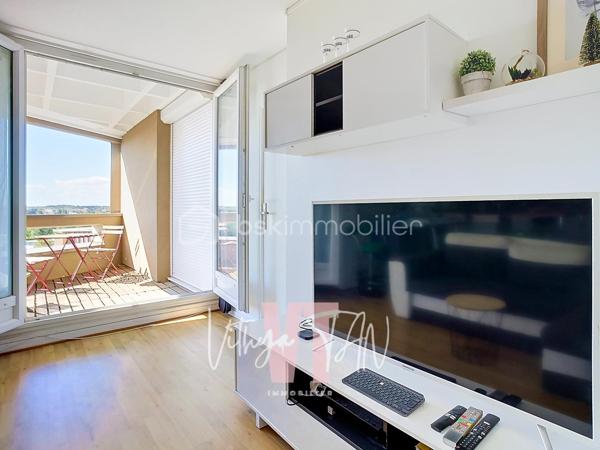 INVESTISSEMENT LOCATIF CLÉ EN MAIN À TORCY, 11 % DE RENTABILITÉ BRUTE
Appartement de 100 m² au 5ème et dernier étage d'une résidence sécurisée avec ascenseur (isolation par l'extérieur réalisée). Deux loggias baignées de lumière, à proximité de la gare RER A (7 mins à pied) et des commodités

Un agencement optimisé pour la vie en colocation :
- 5 chambres meublées (9 à 11 m²), chacune avec serrure individuelle
- Une grande pièce de vie de 25 m² avec cuisine ouverte, idéale pour le vivre-ensemble
- 2 salles d'eau (dont une avec douche hydromassage, une autre à l'italienne 90×180)
- 2 WC séparés — un vrai confort au quotidien pour 5 locataires
- 2 loggias/terrasses couvertes
- 1 place de parking couverte et sécurisé
━━━━━━━━━━━━━━━
🛏️ DES CHAMBRES 100 % CLÉ EN MAIN :
Chaque chambre a été équipée pour séduire et fidéliser les locataires :
Serrure individuelle sécurisée
Lit 120×190 avec coffre de rangement et matelas à mémoire de forme
Bureau ergonomique, chaise, lampe, rangements et dressing complet
Prise réseau Ethernet directe (câble 5 m) — un vrai plus pour le télétravail et les étudiants

DES EQUIPEMENTS COMMUNS : 
Smart TV 4K, canapé convertible méridienne, lave-vaisselle silencieux, réfrigérateur américain, plaque à induction avec hotte, lave-linge séchant, chauffage à inertie sèche / panneaux rayonnants.

TAXE FONCIÈRE : 1300 € /AN
- > Ce niveau de finition explique la stabilité de l'occupation et la facilité à maintenir le bien loué à son plein potentiel
━━━━━━━━━━━━━━━
📲 CONTACT & VISITES
Contactez-moi pour plus d'informations.
* Pour vous accompagner au mieux, merci de munir d'une pièce d'identité.
Un point sur le financement sera également effectué en amont de la visite. *