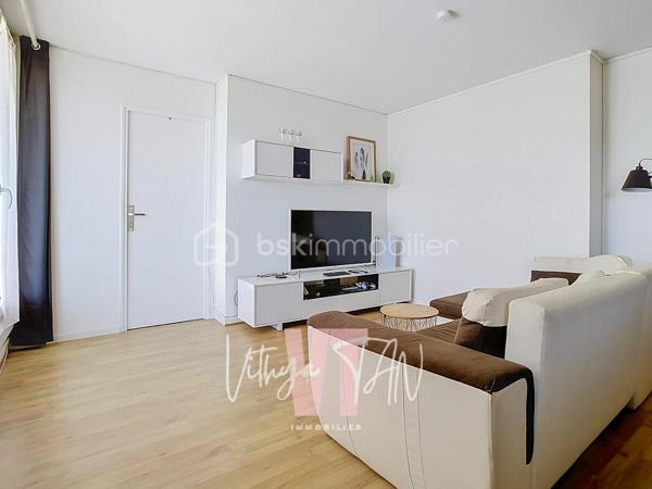 INVESTISSEMENT LOCATIF CLÉ EN MAIN À TORCY, 11 % DE RENTABILITÉ BRUTE
Appartement de 100 m² au 5ème et dernier étage d'une résidence sécurisée avec ascenseur (isolation par l'extérieur réalisée). Deux loggias baignées de lumière, à proximité de la gare RER A (7 mins à pied) et des commodités

Un agencement optimisé pour la vie en colocation :
- 5 chambres meublées (9 à 11 m²), chacune avec serrure individuelle
- Une grande pièce de vie de 25 m² avec cuisine ouverte, idéale pour le vivre-ensemble
- 2 salles d'eau (dont une avec douche hydromassage, une autre à l'italienne 90×180)
- 2 WC séparés — un vrai confort au quotidien pour 5 locataires
- 2 loggias/terrasses couvertes
- 1 place de parking couverte et sécurisé
━━━━━━━━━━━━━━━
🛏️ DES CHAMBRES 100 % CLÉ EN MAIN :
Chaque chambre a été équipée pour séduire et fidéliser les locataires :
Serrure individuelle sécurisée
Lit 120×190 avec coffre de rangement et matelas à mémoire de forme
Bureau ergonomique, chaise, lampe, rangements et dressing complet
Prise réseau Ethernet directe (câble 5 m) — un vrai plus pour le télétravail et les étudiants

DES EQUIPEMENTS COMMUNS : 
Smart TV 4K, canapé convertible méridienne, lave-vaisselle silencieux, réfrigérateur américain, plaque à induction avec hotte, lave-linge séchant, chauffage à inertie sèche / panneaux rayonnants.

TAXE FONCIÈRE : 1300 € /AN
- > Ce niveau de finition explique la stabilité de l'occupation et la facilité à maintenir le bien loué à son plein potentiel
━━━━━━━━━━━━━━━
📲 CONTACT & VISITES
Contactez-moi pour plus d'informations.
* Pour vous accompagner au mieux, merci de munir d'une pièce d'identité.
Un point sur le financement sera également effectué en amont de la visite. *