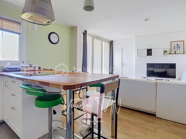 INVESTISSEMENT LOCATIF CLÉ EN MAIN À TORCY, 11 % DE RENTABILITÉ BRUTE
Appartement de 100 m² au 5ème et dernier étage d'une résidence sécurisée avec ascenseur (isolation par l'extérieur réalisée). Deux loggias baignées de lumière, à proximité de la gare RER A (7 mins à pied) et des commodités

Un agencement optimisé pour la vie en colocation :
- 5 chambres meublées (9 à 11 m²), chacune avec serrure individuelle
- Une grande pièce de vie de 25 m² avec cuisine ouverte, idéale pour le vivre-ensemble
- 2 salles d'eau (dont une avec douche hydromassage, une autre à l'italienne 90×180)
- 2 WC séparés — un vrai confort au quotidien pour 5 locataires
- 2 loggias/terrasses couvertes
- 1 place de parking couverte et sécurisé
━━━━━━━━━━━━━━━
🛏️ DES CHAMBRES 100 % CLÉ EN MAIN :
Chaque chambre a été équipée pour séduire et fidéliser les locataires :
Serrure individuelle sécurisée
Lit 120×190 avec coffre de rangement et matelas à mémoire de forme
Bureau ergonomique, chaise, lampe, rangements et dressing complet
Prise réseau Ethernet directe (câble 5 m) — un vrai plus pour le télétravail et les étudiants

DES EQUIPEMENTS COMMUNS : 
Smart TV 4K, canapé convertible méridienne, lave-vaisselle silencieux, réfrigérateur américain, plaque à induction avec hotte, lave-linge séchant, chauffage à inertie sèche / panneaux rayonnants.

TAXE FONCIÈRE : 1300 € /AN
- > Ce niveau de finition explique la stabilité de l'occupation et la facilité à maintenir le bien loué à son plein potentiel
━━━━━━━━━━━━━━━
📲 CONTACT & VISITES
Contactez-moi pour plus d'informations.
* Pour vous accompagner au mieux, merci de munir d'une pièce d'identité.
Un point sur le financement sera également effectué en amont de la visite. *