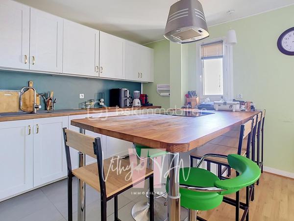 INVESTISSEMENT LOCATIF CLÉ EN MAIN À TORCY, 11 % DE RENTABILITÉ BRUTE
Appartement de 100 m² au 5ème et dernier étage d'une résidence sécurisée avec ascenseur (isolation par l'extérieur réalisée). Deux loggias baignées de lumière, à proximité de la gare RER A (7 mins à pied) et des commodités

Un agencement optimisé pour la vie en colocation :
- 5 chambres meublées (9 à 11 m²), chacune avec serrure individuelle
- Une grande pièce de vie de 25 m² avec cuisine ouverte, idéale pour le vivre-ensemble
- 2 salles d'eau (dont une avec douche hydromassage, une autre à l'italienne 90×180)
- 2 WC séparés — un vrai confort au quotidien pour 5 locataires
- 2 loggias/terrasses couvertes
- 1 place de parking couverte et sécurisé
━━━━━━━━━━━━━━━
🛏️ DES CHAMBRES 100 % CLÉ EN MAIN :
Chaque chambre a été équipée pour séduire et fidéliser les locataires :
Serrure individuelle sécurisée
Lit 120×190 avec coffre de rangement et matelas à mémoire de forme
Bureau ergonomique, chaise, lampe, rangements et dressing complet
Prise réseau Ethernet directe (câble 5 m) — un vrai plus pour le télétravail et les étudiants

DES EQUIPEMENTS COMMUNS : 
Smart TV 4K, canapé convertible méridienne, lave-vaisselle silencieux, réfrigérateur américain, plaque à induction avec hotte, lave-linge séchant, chauffage à inertie sèche / panneaux rayonnants.

TAXE FONCIÈRE : 1300 € /AN
- > Ce niveau de finition explique la stabilité de l'occupation et la facilité à maintenir le bien loué à son plein potentiel
━━━━━━━━━━━━━━━
📲 CONTACT & VISITES
Contactez-moi pour plus d'informations.
* Pour vous accompagner au mieux, merci de munir d'une pièce d'identité.
Un point sur le financement sera également effectué en amont de la visite. *