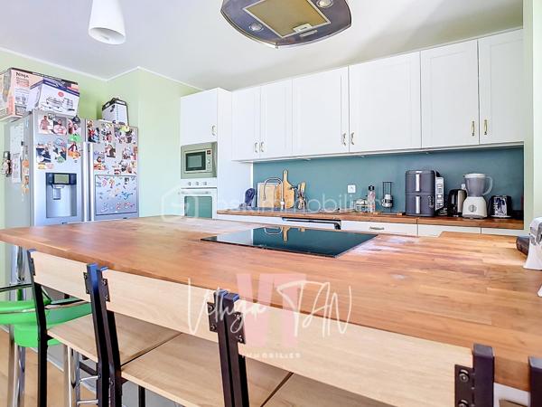 INVESTISSEMENT LOCATIF CLÉ EN MAIN À TORCY, 11 % DE RENTABILITÉ BRUTE
Appartement de 100 m² au 5ème et dernier étage d'une résidence sécurisée avec ascenseur (isolation par l'extérieur réalisée). Deux loggias baignées de lumière, à proximité de la gare RER A (7 mins à pied) et des commodités

Un agencement optimisé pour la vie en colocation :
- 5 chambres meublées (9 à 11 m²), chacune avec serrure individuelle
- Une grande pièce de vie de 25 m² avec cuisine ouverte, idéale pour le vivre-ensemble
- 2 salles d'eau (dont une avec douche hydromassage, une autre à l'italienne 90×180)
- 2 WC séparés — un vrai confort au quotidien pour 5 locataires
- 2 loggias/terrasses couvertes
- 1 place de parking couverte et sécurisé
━━━━━━━━━━━━━━━
🛏️ DES CHAMBRES 100 % CLÉ EN MAIN :
Chaque chambre a été équipée pour séduire et fidéliser les locataires :
Serrure individuelle sécurisée
Lit 120×190 avec coffre de rangement et matelas à mémoire de forme
Bureau ergonomique, chaise, lampe, rangements et dressing complet
Prise réseau Ethernet directe (câble 5 m) — un vrai plus pour le télétravail et les étudiants

DES EQUIPEMENTS COMMUNS : 
Smart TV 4K, canapé convertible méridienne, lave-vaisselle silencieux, réfrigérateur américain, plaque à induction avec hotte, lave-linge séchant, chauffage à inertie sèche / panneaux rayonnants.

TAXE FONCIÈRE : 1300 € /AN
- > Ce niveau de finition explique la stabilité de l'occupation et la facilité à maintenir le bien loué à son plein potentiel
━━━━━━━━━━━━━━━
📲 CONTACT & VISITES
Contactez-moi pour plus d'informations.
* Pour vous accompagner au mieux, merci de munir d'une pièce d'identité.
Un point sur le financement sera également effectué en amont de la visite. *