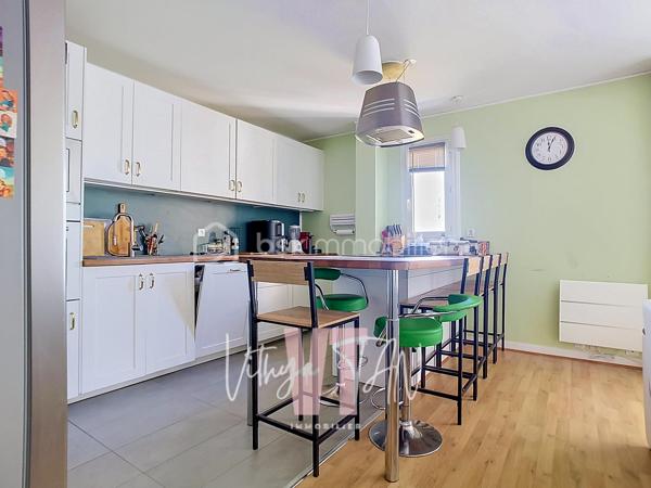 INVESTISSEMENT LOCATIF CLÉ EN MAIN À TORCY, 11 % DE RENTABILITÉ BRUTE
Appartement de 100 m² au 5ème et dernier étage d'une résidence sécurisée avec ascenseur (isolation par l'extérieur réalisée). Deux loggias baignées de lumière, à proximité de la gare RER A (7 mins à pied) et des commodités

Un agencement optimisé pour la vie en colocation :
- 5 chambres meublées (9 à 11 m²), chacune avec serrure individuelle
- Une grande pièce de vie de 25 m² avec cuisine ouverte, idéale pour le vivre-ensemble
- 2 salles d'eau (dont une avec douche hydromassage, une autre à l'italienne 90×180)
- 2 WC séparés — un vrai confort au quotidien pour 5 locataires
- 2 loggias/terrasses couvertes
- 1 place de parking couverte et sécurisé
━━━━━━━━━━━━━━━
🛏️ DES CHAMBRES 100 % CLÉ EN MAIN :
Chaque chambre a été équipée pour séduire et fidéliser les locataires :
Serrure individuelle sécurisée
Lit 120×190 avec coffre de rangement et matelas à mémoire de forme
Bureau ergonomique, chaise, lampe, rangements et dressing complet
Prise réseau Ethernet directe (câble 5 m) — un vrai plus pour le télétravail et les étudiants

DES EQUIPEMENTS COMMUNS : 
Smart TV 4K, canapé convertible méridienne, lave-vaisselle silencieux, réfrigérateur américain, plaque à induction avec hotte, lave-linge séchant, chauffage à inertie sèche / panneaux rayonnants.

TAXE FONCIÈRE : 1300 € /AN
- > Ce niveau de finition explique la stabilité de l'occupation et la facilité à maintenir le bien loué à son plein potentiel
━━━━━━━━━━━━━━━
📲 CONTACT & VISITES
Contactez-moi pour plus d'informations.
* Pour vous accompagner au mieux, merci de munir d'une pièce d'identité.
Un point sur le financement sera également effectué en amont de la visite. *