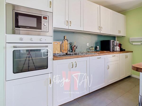 INVESTISSEMENT LOCATIF CLÉ EN MAIN À TORCY, 11 % DE RENTABILITÉ BRUTE
Appartement de 100 m² au 5ème et dernier étage d'une résidence sécurisée avec ascenseur (isolation par l'extérieur réalisée). Deux loggias baignées de lumière, à proximité de la gare RER A (7 mins à pied) et des commodités

Un agencement optimisé pour la vie en colocation :
- 5 chambres meublées (9 à 11 m²), chacune avec serrure individuelle
- Une grande pièce de vie de 25 m² avec cuisine ouverte, idéale pour le vivre-ensemble
- 2 salles d'eau (dont une avec douche hydromassage, une autre à l'italienne 90×180)
- 2 WC séparés — un vrai confort au quotidien pour 5 locataires
- 2 loggias/terrasses couvertes
- 1 place de parking couverte et sécurisé
━━━━━━━━━━━━━━━
🛏️ DES CHAMBRES 100 % CLÉ EN MAIN :
Chaque chambre a été équipée pour séduire et fidéliser les locataires :
Serrure individuelle sécurisée
Lit 120×190 avec coffre de rangement et matelas à mémoire de forme
Bureau ergonomique, chaise, lampe, rangements et dressing complet
Prise réseau Ethernet directe (câble 5 m) — un vrai plus pour le télétravail et les étudiants

DES EQUIPEMENTS COMMUNS : 
Smart TV 4K, canapé convertible méridienne, lave-vaisselle silencieux, réfrigérateur américain, plaque à induction avec hotte, lave-linge séchant, chauffage à inertie sèche / panneaux rayonnants.

TAXE FONCIÈRE : 1300 € /AN
- > Ce niveau de finition explique la stabilité de l'occupation et la facilité à maintenir le bien loué à son plein potentiel
━━━━━━━━━━━━━━━
📲 CONTACT & VISITES
Contactez-moi pour plus d'informations.
* Pour vous accompagner au mieux, merci de munir d'une pièce d'identité.
Un point sur le financement sera également effectué en amont de la visite. *