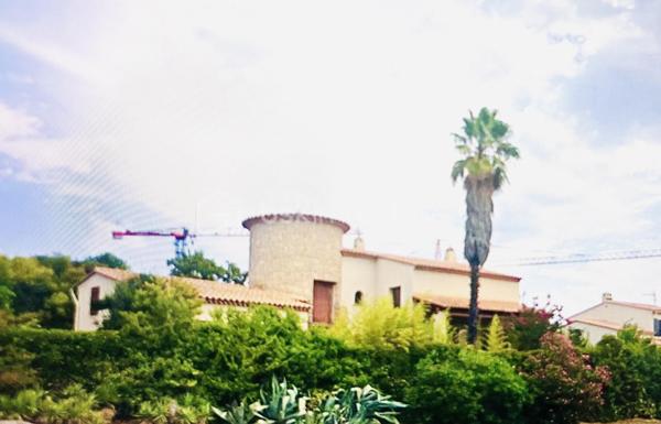 Découvrez cette belle villa de caractère idéalement située en plein cœur de Juvignac, offrant de beaux volumes et un charme architectural rare.

D’une superficie de plus de 200 m², cette propriété séduit notamment par sa petite tourelle pleine de charme, qui lui confère une identité unique et élégante, avec de nombreuses possibilités d’aménagement. Avec plus de 4 chambres, elle est idéale pour accueillir une grande famille, créer un espace indépendant, recevoir des proches ou encore développer un projet locatif.
La maison dispose également de 3 WC, de 2 salles d’eau ainsi que d’une salle de bain, offrant un confort appréciable au quotidien et permettant de répondre facilement aux besoins d’une famille nombreuse.

Son agencement et ses volumes offrent une excellente base pour imaginer un intérieur à votre image. Quelques travaux de modernisation ou de personnalisation permettront de révéler pleinement tout le potentiel de cette villa. Un garage avec une ouverture de porte de 6m² de long et 140 m² de sous sol.

Implantée sur un beau terrain de 727 m², la villa bénéficie d’un agréable espace extérieur, idéal pour profiter des beaux jours, recevoir famille et amis ou encore aménager un jardin à votre goût.
Son emplacement privilégié permet de profiter facilement de toutes les commodités du centre-ville tout en bénéficiant d’un cadre résidentiel et d’un beau terrain.
N'hésitez pas a me contacter Muriel : 07.83.54.42.09