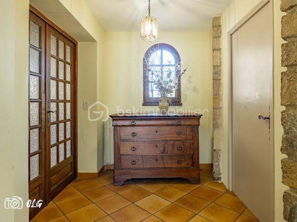 Découvrez cette belle villa de caractère idéalement située en plein cœur de Juvignac, offrant de beaux volumes et un charme architectural rare.

D’une superficie de plus de 200 m², cette propriété séduit notamment par sa petite tourelle pleine de charme, qui lui confère une identité unique et élégante, avec de nombreuses possibilités d’aménagement. Avec plus de 4 chambres, elle est idéale pour accueillir une grande famille, créer un espace indépendant, recevoir des proches ou encore développer un projet locatif.
La maison dispose également de 3 WC, de 2 salles d’eau ainsi que d’une salle de bain, offrant un confort appréciable au quotidien et permettant de répondre facilement aux besoins d’une famille nombreuse.

Son agencement et ses volumes offrent une excellente base pour imaginer un intérieur à votre image. Quelques travaux de modernisation ou de personnalisation permettront de révéler pleinement tout le potentiel de cette villa. Un garage avec une ouverture de porte de 6m² de long et 140 m² de sous sol.

Implantée sur un beau terrain de 727 m², la villa bénéficie d’un agréable espace extérieur, idéal pour profiter des beaux jours, recevoir famille et amis ou encore aménager un jardin à votre goût.
Son emplacement privilégié permet de profiter facilement de toutes les commodités du centre-ville tout en bénéficiant d’un cadre résidentiel et d’un beau terrain.
N'hésitez pas a me contacter Muriel : 07.83.54.42.09