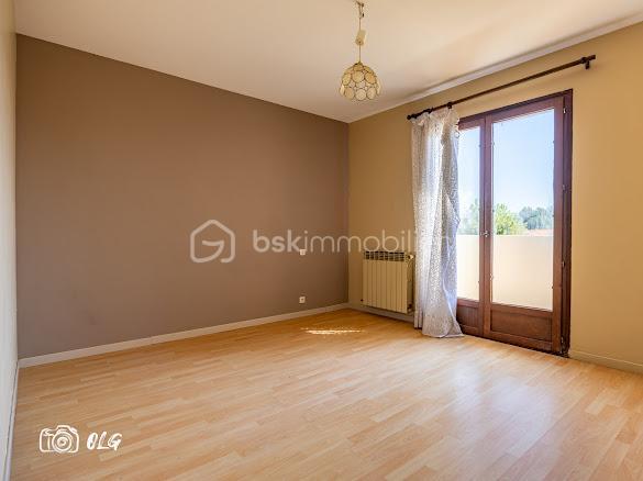 Découvrez cette belle villa de caractère idéalement située en plein cœur de Juvignac, offrant de beaux volumes et un charme architectural rare.

D’une superficie de plus de 200 m², cette propriété séduit notamment par sa petite tourelle pleine de charme, qui lui confère une identité unique et élégante, avec de nombreuses possibilités d’aménagement. Avec plus de 4 chambres, elle est idéale pour accueillir une grande famille, créer un espace indépendant, recevoir des proches ou encore développer un projet locatif.
La maison dispose également de 3 WC, de 2 salles d’eau ainsi que d’une salle de bain, offrant un confort appréciable au quotidien et permettant de répondre facilement aux besoins d’une famille nombreuse.

Son agencement et ses volumes offrent une excellente base pour imaginer un intérieur à votre image. Quelques travaux de modernisation ou de personnalisation permettront de révéler pleinement tout le potentiel de cette villa. Un garage avec une ouverture de porte de 6m² de long et 140 m² de sous sol.

Implantée sur un beau terrain de 727 m², la villa bénéficie d’un agréable espace extérieur, idéal pour profiter des beaux jours, recevoir famille et amis ou encore aménager un jardin à votre goût.
Son emplacement privilégié permet de profiter facilement de toutes les commodités du centre-ville tout en bénéficiant d’un cadre résidentiel et d’un beau terrain.
N'hésitez pas a me contacter Muriel : 07.83.54.42.09