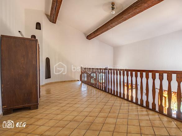 Découvrez cette belle villa de caractère idéalement située en plein cœur de Juvignac, offrant de beaux volumes et un charme architectural rare.

D’une superficie de plus de 200 m², cette propriété séduit notamment par sa petite tourelle pleine de charme, qui lui confère une identité unique et élégante, avec de nombreuses possibilités d’aménagement. Avec plus de 4 chambres, elle est idéale pour accueillir une grande famille, créer un espace indépendant, recevoir des proches ou encore développer un projet locatif.
La maison dispose également de 3 WC, de 2 salles d’eau ainsi que d’une salle de bain, offrant un confort appréciable au quotidien et permettant de répondre facilement aux besoins d’une famille nombreuse.

Son agencement et ses volumes offrent une excellente base pour imaginer un intérieur à votre image. Quelques travaux de modernisation ou de personnalisation permettront de révéler pleinement tout le potentiel de cette villa. Un garage avec une ouverture de porte de 6m² de long et 140 m² de sous sol.

Implantée sur un beau terrain de 727 m², la villa bénéficie d’un agréable espace extérieur, idéal pour profiter des beaux jours, recevoir famille et amis ou encore aménager un jardin à votre goût.
Son emplacement privilégié permet de profiter facilement de toutes les commodités du centre-ville tout en bénéficiant d’un cadre résidentiel et d’un beau terrain.
N'hésitez pas a me contacter Muriel : 07.83.54.42.09
