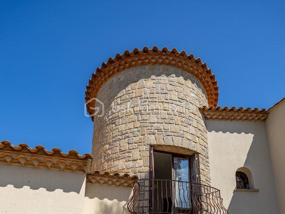 Découvrez cette belle villa de caractère idéalement située en plein cœur de Juvignac, offrant de beaux volumes et un charme architectural rare.

D’une superficie de plus de 200 m², cette propriété séduit notamment par sa petite tourelle pleine de charme, qui lui confère une identité unique et élégante, avec de nombreuses possibilités d’aménagement. Avec plus de 4 chambres, elle est idéale pour accueillir une grande famille, créer un espace indépendant, recevoir des proches ou encore développer un projet locatif.
La maison dispose également de 3 WC, de 2 salles d’eau ainsi que d’une salle de bain, offrant un confort appréciable au quotidien et permettant de répondre facilement aux besoins d’une famille nombreuse.

Son agencement et ses volumes offrent une excellente base pour imaginer un intérieur à votre image. Quelques travaux de modernisation ou de personnalisation permettront de révéler pleinement tout le potentiel de cette villa. Un garage avec une ouverture de porte de 6m² de long et 140 m² de sous sol.

Implantée sur un beau terrain de 727 m², la villa bénéficie d’un agréable espace extérieur, idéal pour profiter des beaux jours, recevoir famille et amis ou encore aménager un jardin à votre goût.
Son emplacement privilégié permet de profiter facilement de toutes les commodités du centre-ville tout en bénéficiant d’un cadre résidentiel et d’un beau terrain.
N'hésitez pas a me contacter Muriel : 07.83.54.42.09