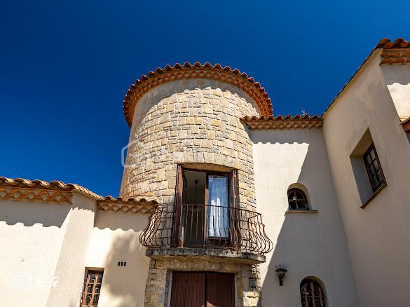 Découvrez cette belle villa de caractère idéalement située en plein cœur de Juvignac, offrant de beaux volumes et un charme architectural rare.

D’une superficie de plus de 200 m², cette propriété séduit notamment par sa petite tourelle pleine de charme, qui lui confère une identité unique et élégante, avec de nombreuses possibilités d’aménagement. Avec plus de 4 chambres, elle est idéale pour accueillir une grande famille, créer un espace indépendant, recevoir des proches ou encore développer un projet locatif.
La maison dispose également de 3 WC, de 2 salles d’eau ainsi que d’une salle de bain, offrant un confort appréciable au quotidien et permettant de répondre facilement aux besoins d’une famille nombreuse.

Son agencement et ses volumes offrent une excellente base pour imaginer un intérieur à votre image. Quelques travaux de modernisation ou de personnalisation permettront de révéler pleinement tout le potentiel de cette villa. Un garage avec une ouverture de porte de 6m² de long et 140 m² de sous sol.

Implantée sur un beau terrain de 727 m², la villa bénéficie d’un agréable espace extérieur, idéal pour profiter des beaux jours, recevoir famille et amis ou encore aménager un jardin à votre goût.
Son emplacement privilégié permet de profiter facilement de toutes les commodités du centre-ville tout en bénéficiant d’un cadre résidentiel et d’un beau terrain.
N'hésitez pas a me contacter Muriel : 07.83.54.42.09