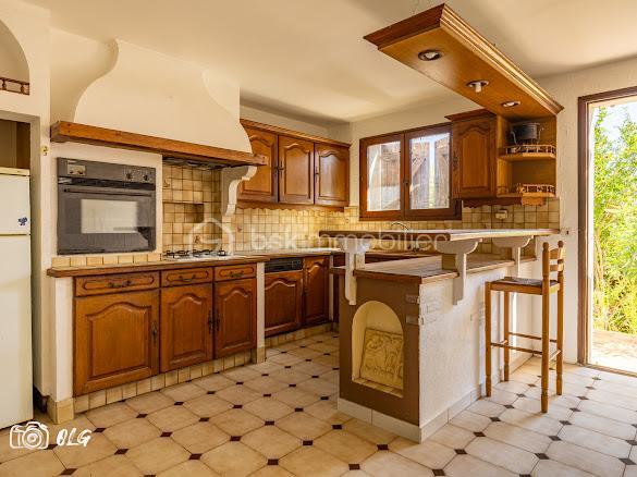 Découvrez cette belle villa de caractère idéalement située en plein cœur de Juvignac, offrant de beaux volumes et un charme architectural rare.

D’une superficie de plus de 200 m², cette propriété séduit notamment par sa petite tourelle pleine de charme, qui lui confère une identité unique et élégante, avec de nombreuses possibilités d’aménagement. Avec plus de 4 chambres, elle est idéale pour accueillir une grande famille, créer un espace indépendant, recevoir des proches ou encore développer un projet locatif.
La maison dispose également de 3 WC, de 2 salles d’eau ainsi que d’une salle de bain, offrant un confort appréciable au quotidien et permettant de répondre facilement aux besoins d’une famille nombreuse.

Son agencement et ses volumes offrent une excellente base pour imaginer un intérieur à votre image. Quelques travaux de modernisation ou de personnalisation permettront de révéler pleinement tout le potentiel de cette villa. Un garage avec une ouverture de porte de 6m² de long et 140 m² de sous sol.

Implantée sur un beau terrain de 727 m², la villa bénéficie d’un agréable espace extérieur, idéal pour profiter des beaux jours, recevoir famille et amis ou encore aménager un jardin à votre goût.
Son emplacement privilégié permet de profiter facilement de toutes les commodités du centre-ville tout en bénéficiant d’un cadre résidentiel et d’un beau terrain.
N'hésitez pas a me contacter Muriel : 07.83.54.42.09