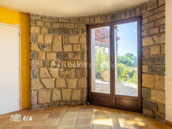Découvrez cette belle villa de caractère idéalement située en plein cœur de Juvignac, offrant de beaux volumes et un charme architectural rare.

D’une superficie de plus de 200 m², cette propriété séduit notamment par sa petite tourelle pleine de charme, qui lui confère une identité unique et élégante, avec de nombreuses possibilités d’aménagement. Avec plus de 4 chambres, elle est idéale pour accueillir une grande famille, créer un espace indépendant, recevoir des proches ou encore développer un projet locatif.
La maison dispose également de 3 WC, de 2 salles d’eau ainsi que d’une salle de bain, offrant un confort appréciable au quotidien et permettant de répondre facilement aux besoins d’une famille nombreuse.

Son agencement et ses volumes offrent une excellente base pour imaginer un intérieur à votre image. Quelques travaux de modernisation ou de personnalisation permettront de révéler pleinement tout le potentiel de cette villa. Un garage avec une ouverture de porte de 6m² de long et 140 m² de sous sol.

Implantée sur un beau terrain de 727 m², la villa bénéficie d’un agréable espace extérieur, idéal pour profiter des beaux jours, recevoir famille et amis ou encore aménager un jardin à votre goût.
Son emplacement privilégié permet de profiter facilement de toutes les commodités du centre-ville tout en bénéficiant d’un cadre résidentiel et d’un beau terrain.
N'hésitez pas a me contacter Muriel : 07.83.54.42.09