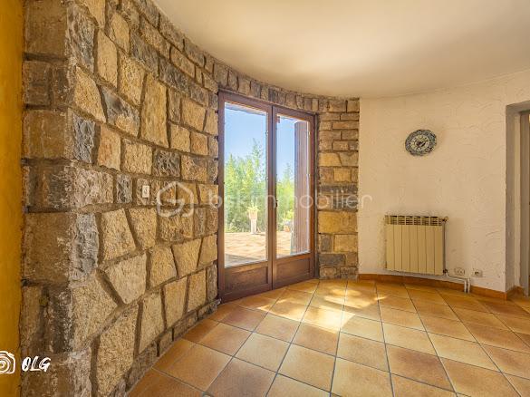 Découvrez cette belle villa de caractère idéalement située en plein cœur de Juvignac, offrant de beaux volumes et un charme architectural rare.

D’une superficie de plus de 200 m², cette propriété séduit notamment par sa petite tourelle pleine de charme, qui lui confère une identité unique et élégante, avec de nombreuses possibilités d’aménagement. Avec plus de 4 chambres, elle est idéale pour accueillir une grande famille, créer un espace indépendant, recevoir des proches ou encore développer un projet locatif.
La maison dispose également de 3 WC, de 2 salles d’eau ainsi que d’une salle de bain, offrant un confort appréciable au quotidien et permettant de répondre facilement aux besoins d’une famille nombreuse.

Son agencement et ses volumes offrent une excellente base pour imaginer un intérieur à votre image. Quelques travaux de modernisation ou de personnalisation permettront de révéler pleinement tout le potentiel de cette villa. Un garage avec une ouverture de porte de 6m² de long et 140 m² de sous sol.

Implantée sur un beau terrain de 727 m², la villa bénéficie d’un agréable espace extérieur, idéal pour profiter des beaux jours, recevoir famille et amis ou encore aménager un jardin à votre goût.
Son emplacement privilégié permet de profiter facilement de toutes les commodités du centre-ville tout en bénéficiant d’un cadre résidentiel et d’un beau terrain.
N'hésitez pas a me contacter Muriel : 07.83.54.42.09