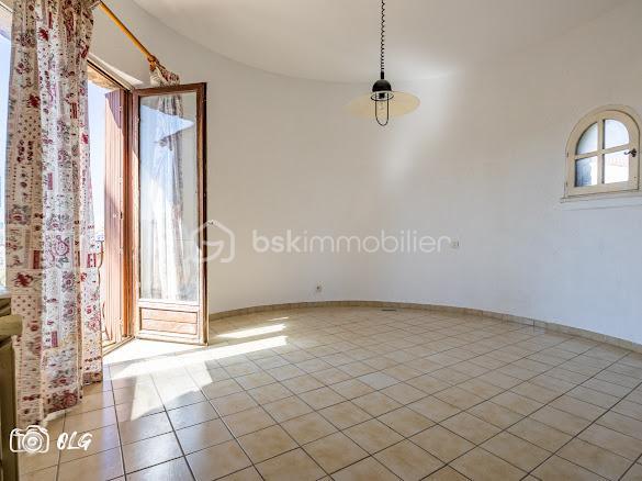 Découvrez cette belle villa de caractère idéalement située en plein cœur de Juvignac, offrant de beaux volumes et un charme architectural rare.

D’une superficie de plus de 200 m², cette propriété séduit notamment par sa petite tourelle pleine de charme, qui lui confère une identité unique et élégante, avec de nombreuses possibilités d’aménagement. Avec plus de 4 chambres, elle est idéale pour accueillir une grande famille, créer un espace indépendant, recevoir des proches ou encore développer un projet locatif.
La maison dispose également de 3 WC, de 2 salles d’eau ainsi que d’une salle de bain, offrant un confort appréciable au quotidien et permettant de répondre facilement aux besoins d’une famille nombreuse.

Son agencement et ses volumes offrent une excellente base pour imaginer un intérieur à votre image. Quelques travaux de modernisation ou de personnalisation permettront de révéler pleinement tout le potentiel de cette villa. Un garage avec une ouverture de porte de 6m² de long et 140 m² de sous sol.

Implantée sur un beau terrain de 727 m², la villa bénéficie d’un agréable espace extérieur, idéal pour profiter des beaux jours, recevoir famille et amis ou encore aménager un jardin à votre goût.
Son emplacement privilégié permet de profiter facilement de toutes les commodités du centre-ville tout en bénéficiant d’un cadre résidentiel et d’un beau terrain.
N'hésitez pas a me contacter Muriel : 07.83.54.42.09
