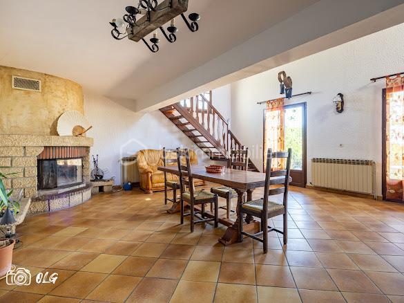 Découvrez cette belle villa de caractère idéalement située en plein cœur de Juvignac, offrant de beaux volumes et un charme architectural rare.

D’une superficie de plus de 200 m², cette propriété séduit notamment par sa petite tourelle pleine de charme, qui lui confère une identité unique et élégante, avec de nombreuses possibilités d’aménagement. Avec plus de 4 chambres, elle est idéale pour accueillir une grande famille, créer un espace indépendant, recevoir des proches ou encore développer un projet locatif.
La maison dispose également de 3 WC, de 2 salles d’eau ainsi que d’une salle de bain, offrant un confort appréciable au quotidien et permettant de répondre facilement aux besoins d’une famille nombreuse.

Son agencement et ses volumes offrent une excellente base pour imaginer un intérieur à votre image. Quelques travaux de modernisation ou de personnalisation permettront de révéler pleinement tout le potentiel de cette villa. Un garage avec une ouverture de porte de 6m² de long et 140 m² de sous sol.

Implantée sur un beau terrain de 727 m², la villa bénéficie d’un agréable espace extérieur, idéal pour profiter des beaux jours, recevoir famille et amis ou encore aménager un jardin à votre goût.
Son emplacement privilégié permet de profiter facilement de toutes les commodités du centre-ville tout en bénéficiant d’un cadre résidentiel et d’un beau terrain.
N'hésitez pas a me contacter Muriel : 07.83.54.42.09