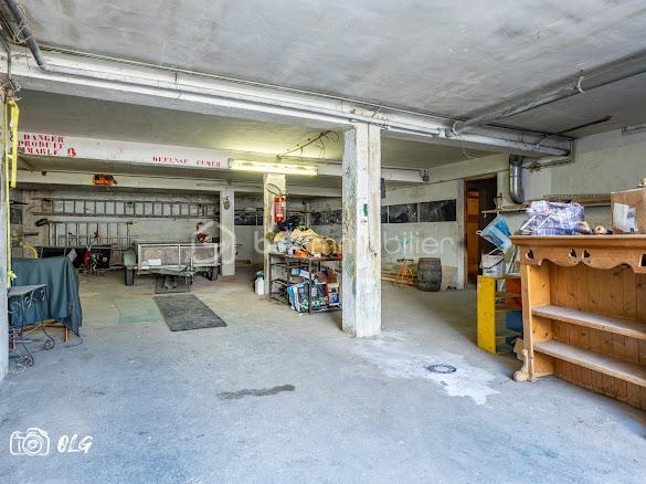 Découvrez cette belle villa de caractère idéalement située en plein cœur de Juvignac, offrant de beaux volumes et un charme architectural rare.

D’une superficie de plus de 200 m², cette propriété séduit notamment par sa petite tourelle pleine de charme, qui lui confère une identité unique et élégante, avec de nombreuses possibilités d’aménagement. Avec plus de 4 chambres, elle est idéale pour accueillir une grande famille, créer un espace indépendant, recevoir des proches ou encore développer un projet locatif.
La maison dispose également de 3 WC, de 2 salles d’eau ainsi que d’une salle de bain, offrant un confort appréciable au quotidien et permettant de répondre facilement aux besoins d’une famille nombreuse.

Son agencement et ses volumes offrent une excellente base pour imaginer un intérieur à votre image. Quelques travaux de modernisation ou de personnalisation permettront de révéler pleinement tout le potentiel de cette villa. Un garage avec une ouverture de porte de 6m² de long et 140 m² de sous sol.

Implantée sur un beau terrain de 727 m², la villa bénéficie d’un agréable espace extérieur, idéal pour profiter des beaux jours, recevoir famille et amis ou encore aménager un jardin à votre goût.
Son emplacement privilégié permet de profiter facilement de toutes les commodités du centre-ville tout en bénéficiant d’un cadre résidentiel et d’un beau terrain.
N'hésitez pas a me contacter Muriel : 07.83.54.42.09