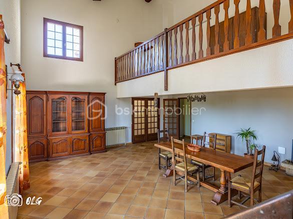 Découvrez cette belle villa de caractère idéalement située en plein cœur de Juvignac, offrant de beaux volumes et un charme architectural rare.

D’une superficie de plus de 200 m², cette propriété séduit notamment par sa petite tourelle pleine de charme, qui lui confère une identité unique et élégante, avec de nombreuses possibilités d’aménagement. Avec plus de 4 chambres, elle est idéale pour accueillir une grande famille, créer un espace indépendant, recevoir des proches ou encore développer un projet locatif.
La maison dispose également de 3 WC, de 2 salles d’eau ainsi que d’une salle de bain, offrant un confort appréciable au quotidien et permettant de répondre facilement aux besoins d’une famille nombreuse.

Son agencement et ses volumes offrent une excellente base pour imaginer un intérieur à votre image. Quelques travaux de modernisation ou de personnalisation permettront de révéler pleinement tout le potentiel de cette villa. Un garage avec une ouverture de porte de 6m² de long et 140 m² de sous sol.

Implantée sur un beau terrain de 727 m², la villa bénéficie d’un agréable espace extérieur, idéal pour profiter des beaux jours, recevoir famille et amis ou encore aménager un jardin à votre goût.
Son emplacement privilégié permet de profiter facilement de toutes les commodités du centre-ville tout en bénéficiant d’un cadre résidentiel et d’un beau terrain.
N'hésitez pas a me contacter Muriel : 07.83.54.42.09