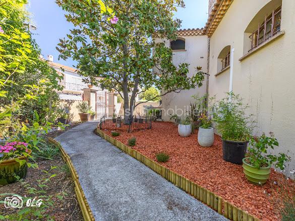 Découvrez cette belle villa de caractère idéalement située en plein cœur de Juvignac, offrant de beaux volumes et un charme architectural rare.

D’une superficie de plus de 200 m², cette propriété séduit notamment par sa petite tourelle pleine de charme, qui lui confère une identité unique et élégante, avec de nombreuses possibilités d’aménagement. Avec plus de 4 chambres, elle est idéale pour accueillir une grande famille, créer un espace indépendant, recevoir des proches ou encore développer un projet locatif.
La maison dispose également de 3 WC, de 2 salles d’eau ainsi que d’une salle de bain, offrant un confort appréciable au quotidien et permettant de répondre facilement aux besoins d’une famille nombreuse.

Son agencement et ses volumes offrent une excellente base pour imaginer un intérieur à votre image. Quelques travaux de modernisation ou de personnalisation permettront de révéler pleinement tout le potentiel de cette villa. Un garage avec une ouverture de porte de 6m² de long et 140 m² de sous sol.

Implantée sur un beau terrain de 727 m², la villa bénéficie d’un agréable espace extérieur, idéal pour profiter des beaux jours, recevoir famille et amis ou encore aménager un jardin à votre goût.
Son emplacement privilégié permet de profiter facilement de toutes les commodités du centre-ville tout en bénéficiant d’un cadre résidentiel et d’un beau terrain.
N'hésitez pas a me contacter Muriel : 07.83.54.42.09