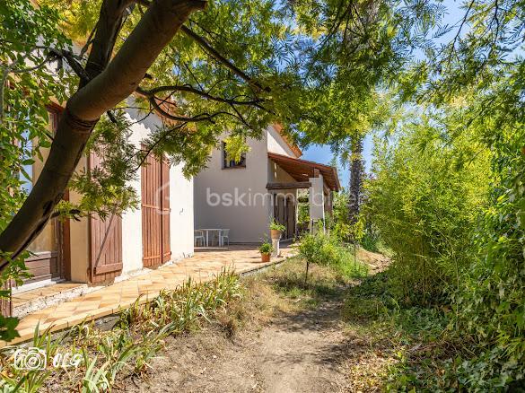 Découvrez cette belle villa de caractère idéalement située en plein cœur de Juvignac, offrant de beaux volumes et un charme architectural rare.

D’une superficie de plus de 200 m², cette propriété séduit notamment par sa petite tourelle pleine de charme, qui lui confère une identité unique et élégante, avec de nombreuses possibilités d’aménagement. Avec plus de 4 chambres, elle est idéale pour accueillir une grande famille, créer un espace indépendant, recevoir des proches ou encore développer un projet locatif.
La maison dispose également de 3 WC, de 2 salles d’eau ainsi que d’une salle de bain, offrant un confort appréciable au quotidien et permettant de répondre facilement aux besoins d’une famille nombreuse.

Son agencement et ses volumes offrent une excellente base pour imaginer un intérieur à votre image. Quelques travaux de modernisation ou de personnalisation permettront de révéler pleinement tout le potentiel de cette villa. Un garage avec une ouverture de porte de 6m² de long et 140 m² de sous sol.

Implantée sur un beau terrain de 727 m², la villa bénéficie d’un agréable espace extérieur, idéal pour profiter des beaux jours, recevoir famille et amis ou encore aménager un jardin à votre goût.
Son emplacement privilégié permet de profiter facilement de toutes les commodités du centre-ville tout en bénéficiant d’un cadre résidentiel et d’un beau terrain.
N'hésitez pas a me contacter Muriel : 07.83.54.42.09