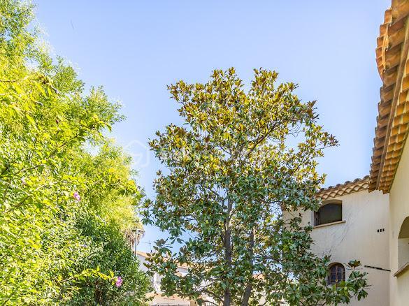 Découvrez cette belle villa de caractère idéalement située en plein cœur de Juvignac, offrant de beaux volumes et un charme architectural rare.

D’une superficie de plus de 200 m², cette propriété séduit notamment par sa petite tourelle pleine de charme, qui lui confère une identité unique et élégante, avec de nombreuses possibilités d’aménagement. Avec plus de 4 chambres, elle est idéale pour accueillir une grande famille, créer un espace indépendant, recevoir des proches ou encore développer un projet locatif.
La maison dispose également de 3 WC, de 2 salles d’eau ainsi que d’une salle de bain, offrant un confort appréciable au quotidien et permettant de répondre facilement aux besoins d’une famille nombreuse.

Son agencement et ses volumes offrent une excellente base pour imaginer un intérieur à votre image. Quelques travaux de modernisation ou de personnalisation permettront de révéler pleinement tout le potentiel de cette villa. Un garage avec une ouverture de porte de 6m² de long et 140 m² de sous sol.

Implantée sur un beau terrain de 727 m², la villa bénéficie d’un agréable espace extérieur, idéal pour profiter des beaux jours, recevoir famille et amis ou encore aménager un jardin à votre goût.
Son emplacement privilégié permet de profiter facilement de toutes les commodités du centre-ville tout en bénéficiant d’un cadre résidentiel et d’un beau terrain.
N'hésitez pas a me contacter Muriel : 07.83.54.42.09