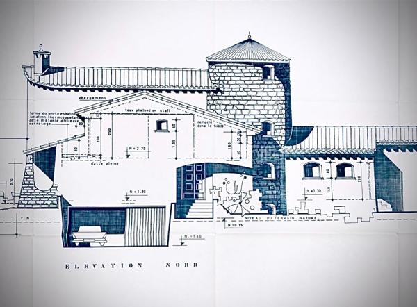 Découvrez cette belle villa de caractère idéalement située en plein cœur de Juvignac, offrant de beaux volumes et un charme architectural rare.

D’une superficie de plus de 200 m², cette propriété séduit notamment par sa petite tourelle pleine de charme, qui lui confère une identité unique et élégante, avec de nombreuses possibilités d’aménagement. Avec plus de 4 chambres, elle est idéale pour accueillir une grande famille, créer un espace indépendant, recevoir des proches ou encore développer un projet locatif.
La maison dispose également de 3 WC, de 2 salles d’eau ainsi que d’une salle de bain, offrant un confort appréciable au quotidien et permettant de répondre facilement aux besoins d’une famille nombreuse.

Son agencement et ses volumes offrent une excellente base pour imaginer un intérieur à votre image. Quelques travaux de modernisation ou de personnalisation permettront de révéler pleinement tout le potentiel de cette villa. Un garage avec une ouverture de porte de 6m² de long et 140 m² de sous sol.

Implantée sur un beau terrain de 727 m², la villa bénéficie d’un agréable espace extérieur, idéal pour profiter des beaux jours, recevoir famille et amis ou encore aménager un jardin à votre goût.
Son emplacement privilégié permet de profiter facilement de toutes les commodités du centre-ville tout en bénéficiant d’un cadre résidentiel et d’un beau terrain.
N'hésitez pas a me contacter Muriel : 07.83.54.42.09