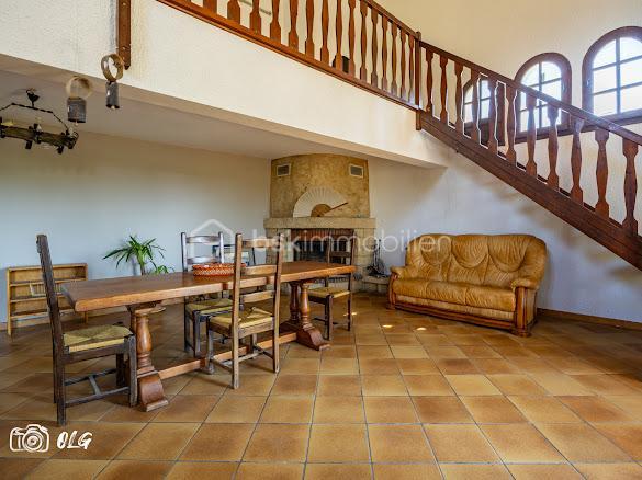 Découvrez cette belle villa de caractère idéalement située en plein cœur de Juvignac, offrant de beaux volumes et un charme architectural rare.

D’une superficie de plus de 200 m², cette propriété séduit notamment par sa petite tourelle pleine de charme, qui lui confère une identité unique et élégante, avec de nombreuses possibilités d’aménagement. Avec plus de 4 chambres, elle est idéale pour accueillir une grande famille, créer un espace indépendant, recevoir des proches ou encore développer un projet locatif.
La maison dispose également de 3 WC, de 2 salles d’eau ainsi que d’une salle de bain, offrant un confort appréciable au quotidien et permettant de répondre facilement aux besoins d’une famille nombreuse.

Son agencement et ses volumes offrent une excellente base pour imaginer un intérieur à votre image. Quelques travaux de modernisation ou de personnalisation permettront de révéler pleinement tout le potentiel de cette villa. Un garage avec une ouverture de porte de 6m² de long et 140 m² de sous sol.

Implantée sur un beau terrain de 727 m², la villa bénéficie d’un agréable espace extérieur, idéal pour profiter des beaux jours, recevoir famille et amis ou encore aménager un jardin à votre goût.
Son emplacement privilégié permet de profiter facilement de toutes les commodités du centre-ville tout en bénéficiant d’un cadre résidentiel et d’un beau terrain.
N'hésitez pas a me contacter Muriel : 07.83.54.42.09