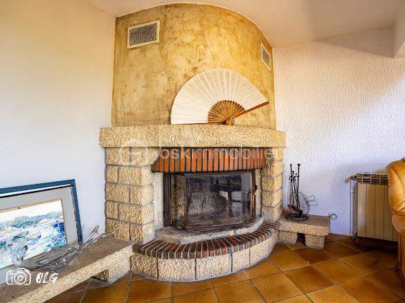 Découvrez cette belle villa de caractère idéalement située en plein cœur de Juvignac, offrant de beaux volumes et un charme architectural rare.

D’une superficie de plus de 200 m², cette propriété séduit notamment par sa petite tourelle pleine de charme, qui lui confère une identité unique et élégante, avec de nombreuses possibilités d’aménagement. Avec plus de 4 chambres, elle est idéale pour accueillir une grande famille, créer un espace indépendant, recevoir des proches ou encore développer un projet locatif.
La maison dispose également de 3 WC, de 2 salles d’eau ainsi que d’une salle de bain, offrant un confort appréciable au quotidien et permettant de répondre facilement aux besoins d’une famille nombreuse.

Son agencement et ses volumes offrent une excellente base pour imaginer un intérieur à votre image. Quelques travaux de modernisation ou de personnalisation permettront de révéler pleinement tout le potentiel de cette villa. Un garage avec une ouverture de porte de 6m² de long et 140 m² de sous sol.

Implantée sur un beau terrain de 727 m², la villa bénéficie d’un agréable espace extérieur, idéal pour profiter des beaux jours, recevoir famille et amis ou encore aménager un jardin à votre goût.
Son emplacement privilégié permet de profiter facilement de toutes les commodités du centre-ville tout en bénéficiant d’un cadre résidentiel et d’un beau terrain.
N'hésitez pas a me contacter Muriel : 07.83.54.42.09