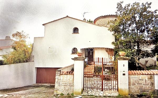Découvrez cette belle villa de caractère idéalement située en plein cœur de Juvignac, offrant de beaux volumes et un charme architectural rare.

D’une superficie de plus de 200 m², cette propriété séduit notamment par sa petite tourelle pleine de charme, qui lui confère une identité unique et élégante, avec de nombreuses possibilités d’aménagement. Avec plus de 4 chambres, elle est idéale pour accueillir une grande famille, créer un espace indépendant, recevoir des proches ou encore développer un projet locatif.
La maison dispose également de 3 WC, de 2 salles d’eau ainsi que d’une salle de bain, offrant un confort appréciable au quotidien et permettant de répondre facilement aux besoins d’une famille nombreuse.

Son agencement et ses volumes offrent une excellente base pour imaginer un intérieur à votre image. Quelques travaux de modernisation ou de personnalisation permettront de révéler pleinement tout le potentiel de cette villa. Un garage avec une ouverture de porte de 6m² de long et 140 m² de sous sol.

Implantée sur un beau terrain de 727 m², la villa bénéficie d’un agréable espace extérieur, idéal pour profiter des beaux jours, recevoir famille et amis ou encore aménager un jardin à votre goût.
Son emplacement privilégié permet de profiter facilement de toutes les commodités du centre-ville tout en bénéficiant d’un cadre résidentiel et d’un beau terrain.
N'hésitez pas a me contacter Muriel : 07.83.54.42.09