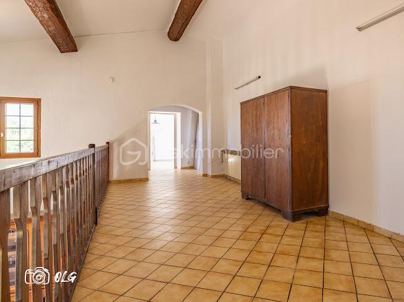 Découvrez cette belle villa de caractère idéalement située en plein cœur de Juvignac, offrant de beaux volumes et un charme architectural rare.

D’une superficie de plus de 200 m², cette propriété séduit notamment par sa petite tourelle pleine de charme, qui lui confère une identité unique et élégante, avec de nombreuses possibilités d’aménagement. Avec plus de 4 chambres, elle est idéale pour accueillir une grande famille, créer un espace indépendant, recevoir des proches ou encore développer un projet locatif.
La maison dispose également de 3 WC, de 2 salles d’eau ainsi que d’une salle de bain, offrant un confort appréciable au quotidien et permettant de répondre facilement aux besoins d’une famille nombreuse.

Son agencement et ses volumes offrent une excellente base pour imaginer un intérieur à votre image. Quelques travaux de modernisation ou de personnalisation permettront de révéler pleinement tout le potentiel de cette villa. Un garage avec une ouverture de porte de 6m² de long et 140 m² de sous sol.

Implantée sur un beau terrain de 727 m², la villa bénéficie d’un agréable espace extérieur, idéal pour profiter des beaux jours, recevoir famille et amis ou encore aménager un jardin à votre goût.
Son emplacement privilégié permet de profiter facilement de toutes les commodités du centre-ville tout en bénéficiant d’un cadre résidentiel et d’un beau terrain.
N'hésitez pas a me contacter Muriel : 07.83.54.42.09
