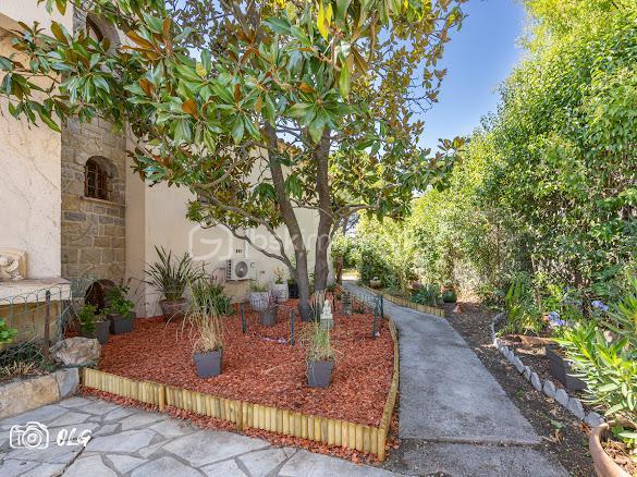 Découvrez cette belle villa de caractère idéalement située en plein cœur de Juvignac, offrant de beaux volumes et un charme architectural rare.

D’une superficie de plus de 200 m², cette propriété séduit notamment par sa petite tourelle pleine de charme, qui lui confère une identité unique et élégante, avec de nombreuses possibilités d’aménagement. Avec plus de 4 chambres, elle est idéale pour accueillir une grande famille, créer un espace indépendant, recevoir des proches ou encore développer un projet locatif.
La maison dispose également de 3 WC, de 2 salles d’eau ainsi que d’une salle de bain, offrant un confort appréciable au quotidien et permettant de répondre facilement aux besoins d’une famille nombreuse.

Son agencement et ses volumes offrent une excellente base pour imaginer un intérieur à votre image. Quelques travaux de modernisation ou de personnalisation permettront de révéler pleinement tout le potentiel de cette villa. Un garage avec une ouverture de porte de 6m² de long et 140 m² de sous sol.

Implantée sur un beau terrain de 727 m², la villa bénéficie d’un agréable espace extérieur, idéal pour profiter des beaux jours, recevoir famille et amis ou encore aménager un jardin à votre goût.
Son emplacement privilégié permet de profiter facilement de toutes les commodités du centre-ville tout en bénéficiant d’un cadre résidentiel et d’un beau terrain.
N'hésitez pas a me contacter Muriel : 07.83.54.42.09