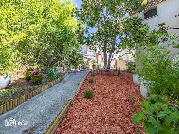 Découvrez cette belle villa de caractère idéalement située en plein cœur de Juvignac, offrant de beaux volumes et un charme architectural rare.

D’une superficie de plus de 200 m², cette propriété séduit notamment par sa petite tourelle pleine de charme, qui lui confère une identité unique et élégante, avec de nombreuses possibilités d’aménagement. Avec plus de 4 chambres, elle est idéale pour accueillir une grande famille, créer un espace indépendant, recevoir des proches ou encore développer un projet locatif.
La maison dispose également de 3 WC, de 2 salles d’eau ainsi que d’une salle de bain, offrant un confort appréciable au quotidien et permettant de répondre facilement aux besoins d’une famille nombreuse.

Son agencement et ses volumes offrent une excellente base pour imaginer un intérieur à votre image. Quelques travaux de modernisation ou de personnalisation permettront de révéler pleinement tout le potentiel de cette villa. Un garage avec une ouverture de porte de 6m² de long et 140 m² de sous sol.

Implantée sur un beau terrain de 727 m², la villa bénéficie d’un agréable espace extérieur, idéal pour profiter des beaux jours, recevoir famille et amis ou encore aménager un jardin à votre goût.
Son emplacement privilégié permet de profiter facilement de toutes les commodités du centre-ville tout en bénéficiant d’un cadre résidentiel et d’un beau terrain.
N'hésitez pas a me contacter Muriel : 07.83.54.42.09