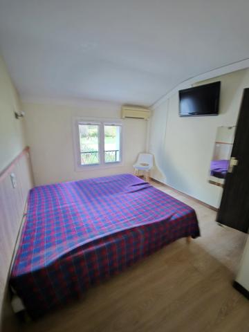 Hôtel et maison avec piscine Saint-Hilaire-de-Brethmas (30560)