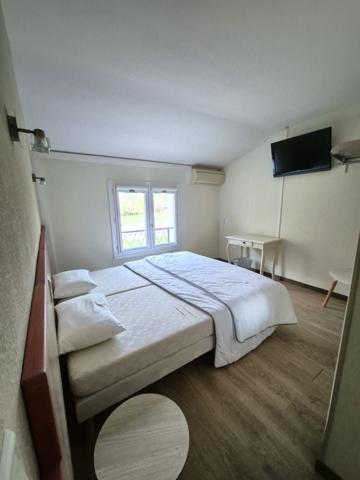 Hôtel et maison avec piscine Saint-Hilaire-de-Brethmas (30560)