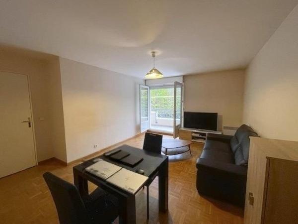 RUEIL, T2  avec son balcon, au calme, parking en sous-sol