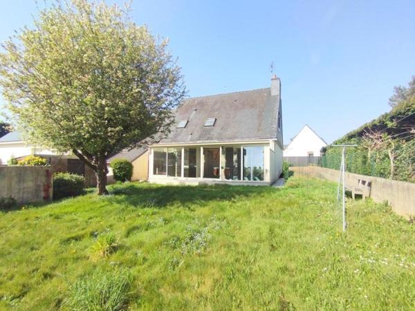 proche bourg, 5 chambres dont une au rdc,véranda, quartier calme, jardin piscinable