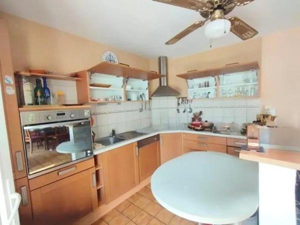 proche bourg, 5 chambres dont une au rdc,véranda, quartier calme, jardin piscinable