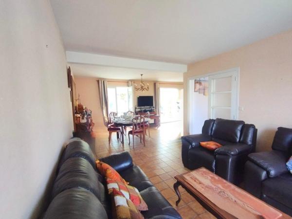 proche bourg, 5 chambres dont une au rdc,véranda, quartier calme, jardin piscinable