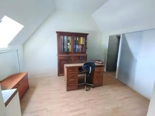 proche bourg, 5 chambres dont une au rdc,véranda, quartier calme, jardin piscinable