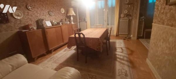 PAVILLON sis à VENEUX LES SABLONS