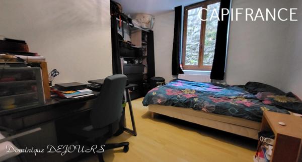 GRANDE MAISON avec piscine - 2 logements dont 1 logement loué à l'année loyer 980€/mois hors charge.