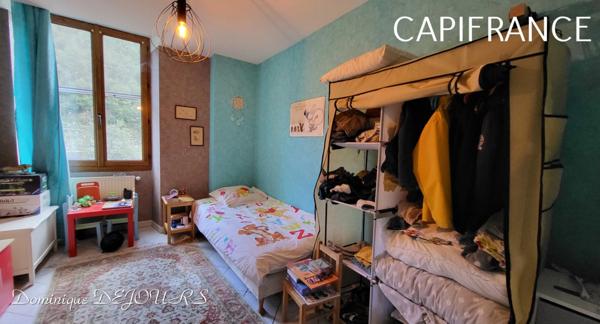 GRANDE MAISON avec piscine - 2 logements dont 1 logement loué à l'année loyer 980€/mois hors charge.