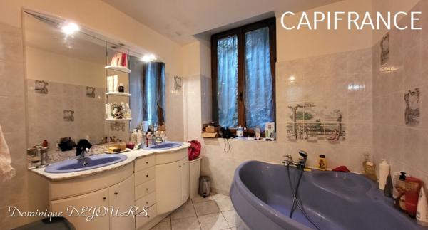 GRANDE MAISON avec piscine - 2 logements dont 1 logement loué à l'année loyer 980€/mois hors charge.