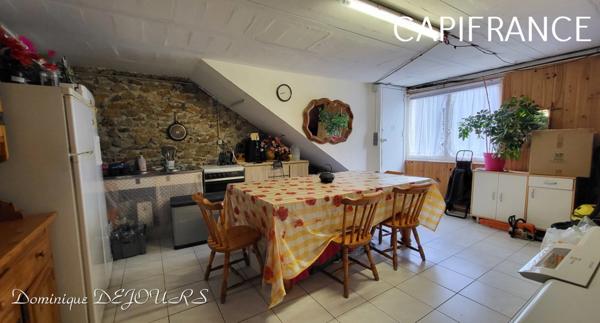 GRANDE MAISON avec piscine - 2 logements dont 1 logement loué à l'année loyer 980€/mois hors charge.