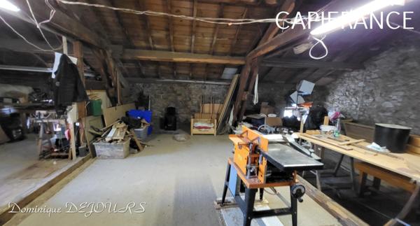 GRANDE MAISON avec piscine - 2 logements dont 1 logement loué à l'année loyer 980€/mois hors charge.