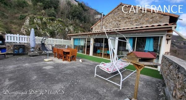 GRANDE MAISON avec piscine - 2 logements dont 1 logement loué à l'année loyer 980€/mois hors charge.