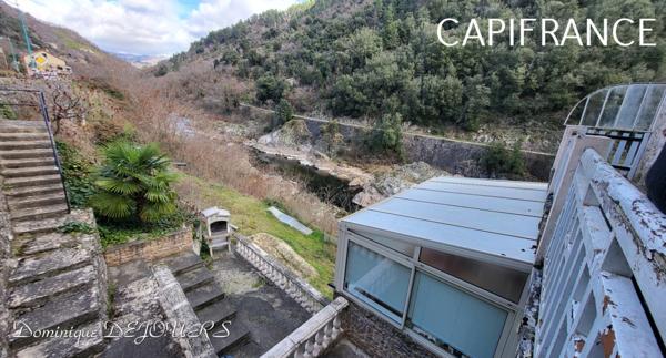 GRANDE MAISON avec piscine - 2 logements dont 1 logement loué à l'année loyer 980€/mois hors charge.