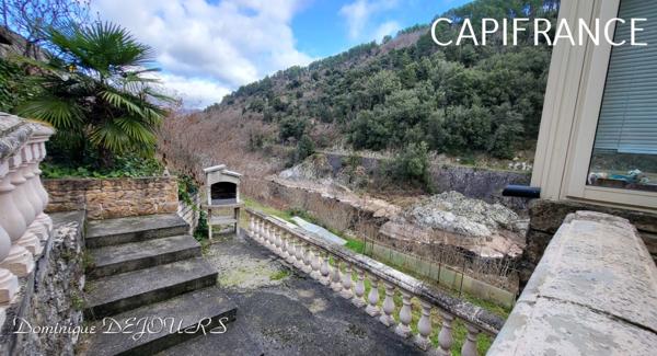 GRANDE MAISON avec piscine - 2 logements dont 1 logement loué à l'année loyer 980€/mois hors charge.