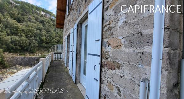 GRANDE MAISON avec piscine - 2 logements dont 1 logement loué à l'année loyer 980€/mois hors charge.